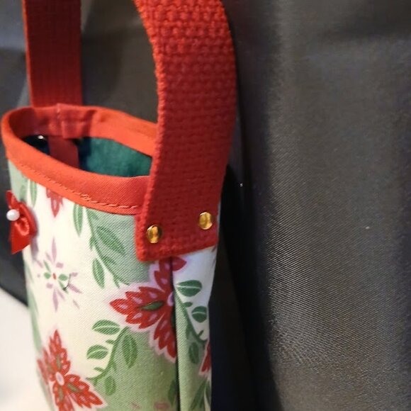 NEW Set of 2 Reusable Fabric Gift Bags Pointsetta Red Green w/ Ribbon Bow 6x6x2" - Picture 6 of 11